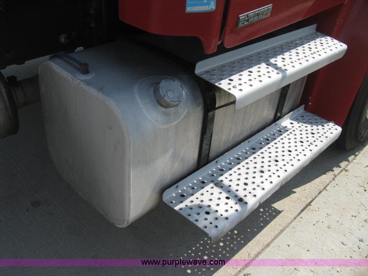 image for item D8373 2004 Mercedes Benz Business Class M2 truck cab and chassis