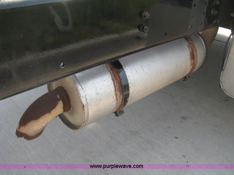 image for item D8373 2004 Mercedes Benz Business Class M2 truck cab and chassis