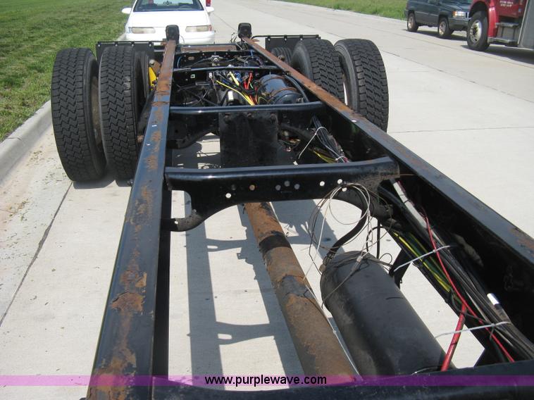 image for item D8373 2004 Mercedes Benz Business Class M2 truck cab and chassis