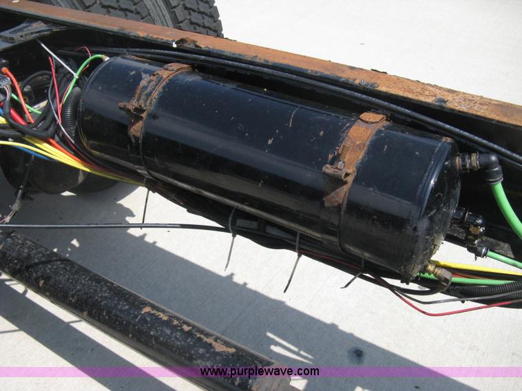 image for item D8373 2004 Mercedes Benz Business Class M2 truck cab and chassis