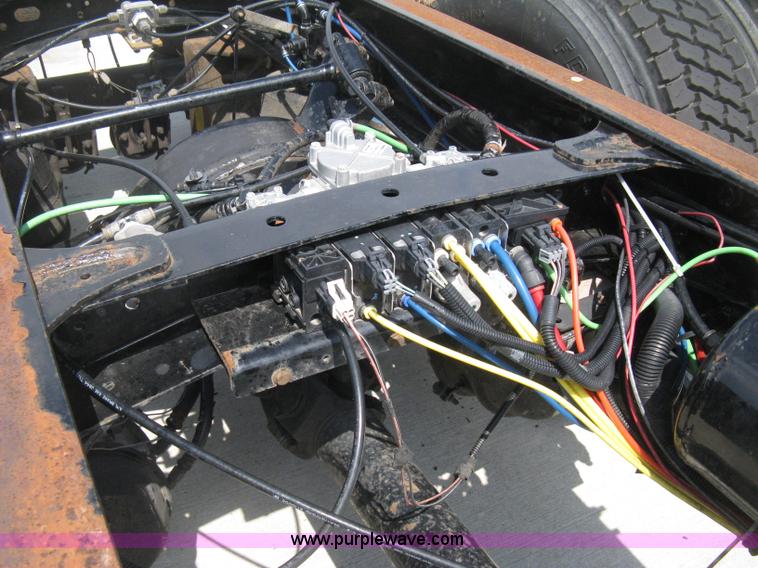 image for item D8373 2004 Mercedes Benz Business Class M2 truck cab and chassis