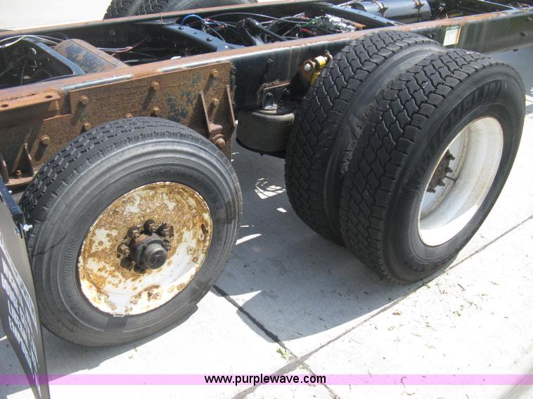 image for item D8373 2004 Mercedes Benz Business Class M2 truck cab and chassis