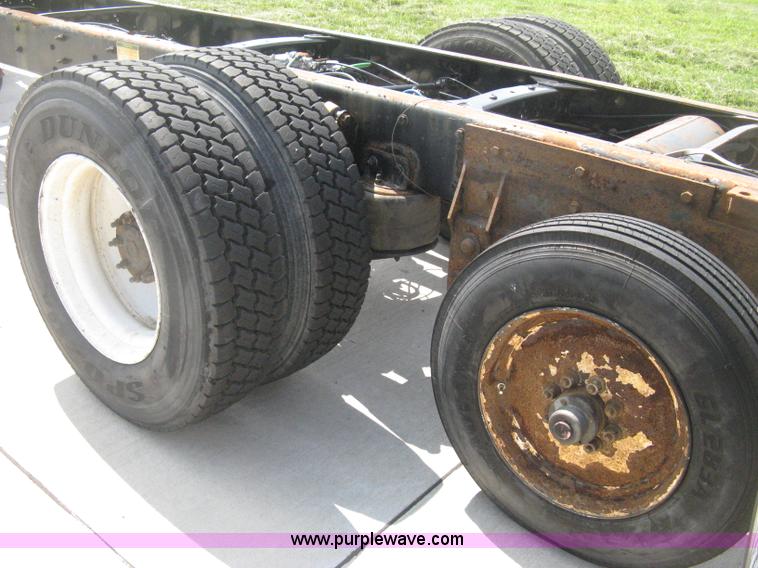 image for item D8373 2004 Mercedes Benz Business Class M2 truck cab and chassis