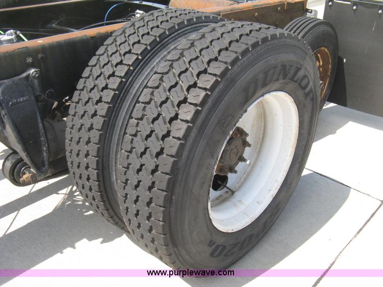 image for item D8373 2004 Mercedes Benz Business Class M2 truck cab and chassis