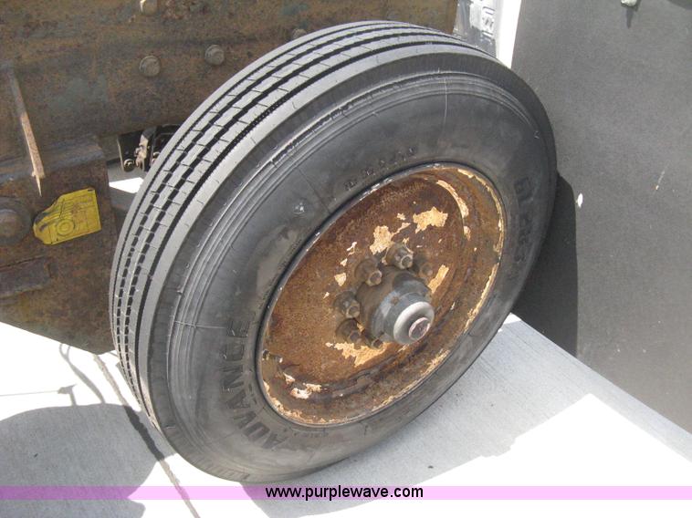 image for item D8373 2004 Mercedes Benz Business Class M2 truck cab and chassis