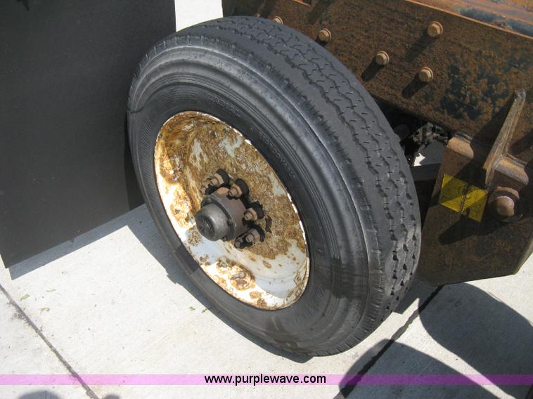 image for item D8373 2004 Mercedes Benz Business Class M2 truck cab and chassis