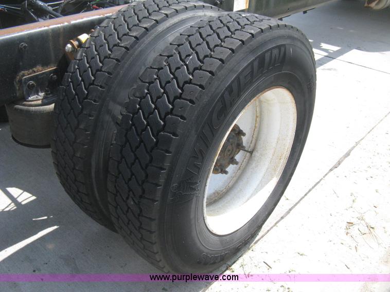 image for item D8373 2004 Mercedes Benz Business Class M2 truck cab and chassis