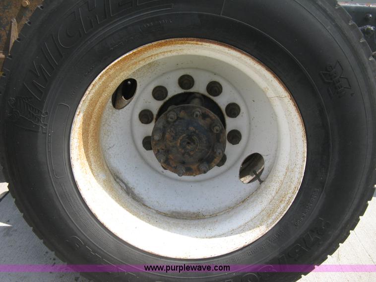 image for item D8373 2004 Mercedes Benz Business Class M2 truck cab and chassis