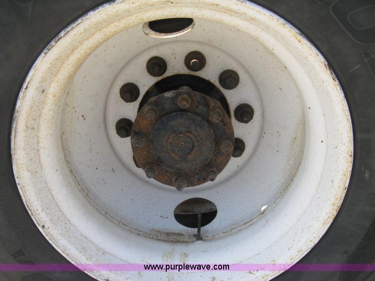 image for item D8373 2004 Mercedes Benz Business Class M2 truck cab and chassis