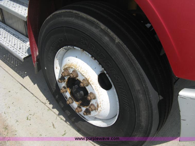 image for item D8373 2004 Mercedes Benz Business Class M2 truck cab and chassis