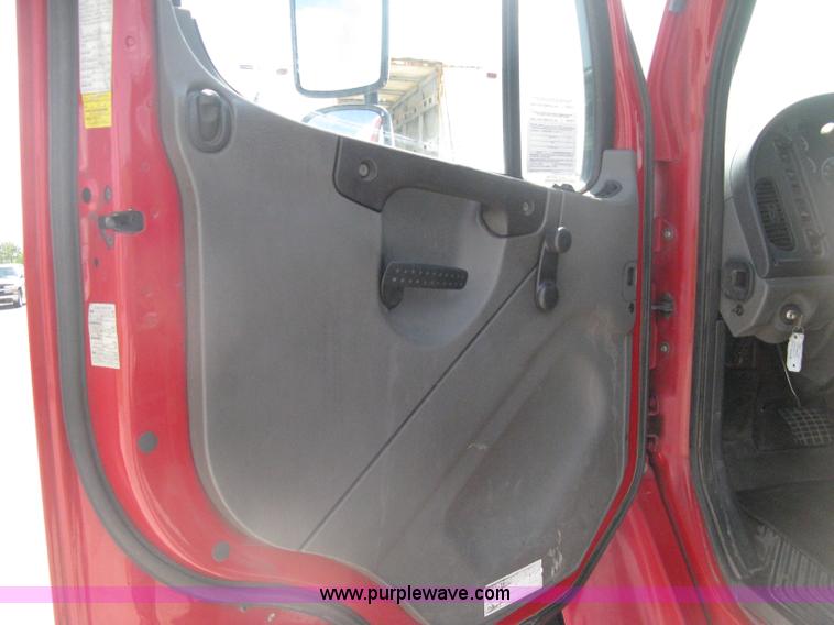 image for item D8373 2004 Mercedes Benz Business Class M2 truck cab and chassis