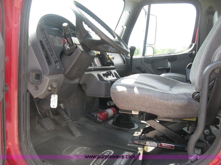 image for item D8373 2004 Mercedes Benz Business Class M2 truck cab and chassis