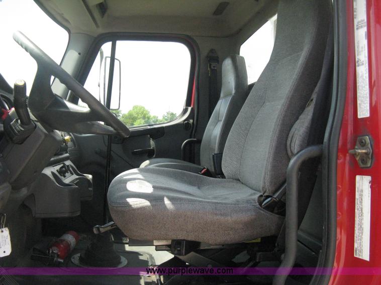 image for item D8373 2004 Mercedes Benz Business Class M2 truck cab and chassis