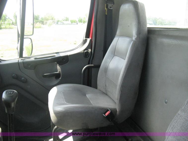 image for item D8373 2004 Mercedes Benz Business Class M2 truck cab and chassis