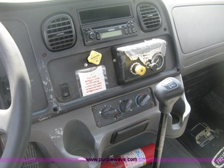 image for item D8373 2004 Mercedes Benz Business Class M2 truck cab and chassis