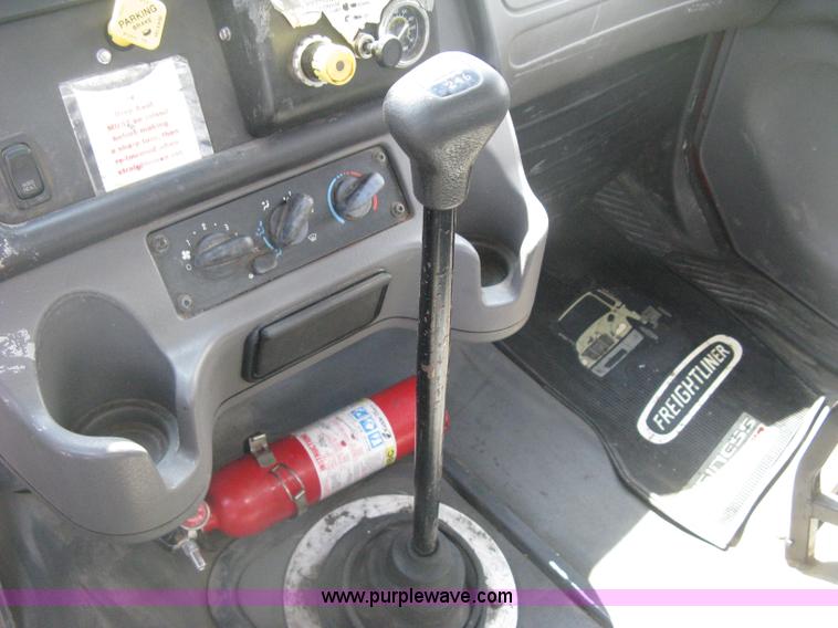 image for item D8373 2004 Mercedes Benz Business Class M2 truck cab and chassis