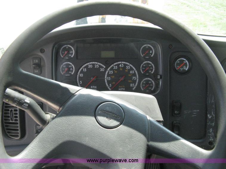 image for item D8373 2004 Mercedes Benz Business Class M2 truck cab and chassis