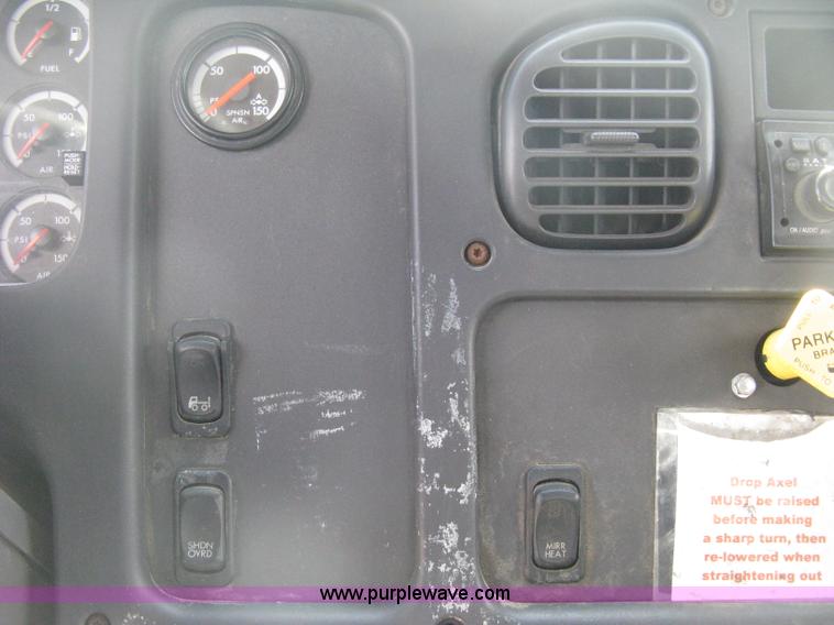 image for item D8373 2004 Mercedes Benz Business Class M2 truck cab and chassis