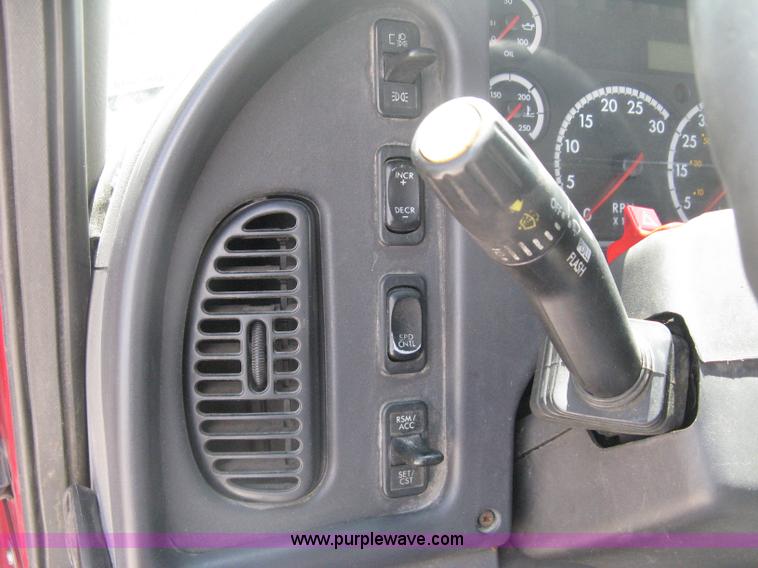 image for item D8373 2004 Mercedes Benz Business Class M2 truck cab and chassis