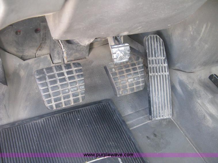 image for item D8373 2004 Mercedes Benz Business Class M2 truck cab and chassis