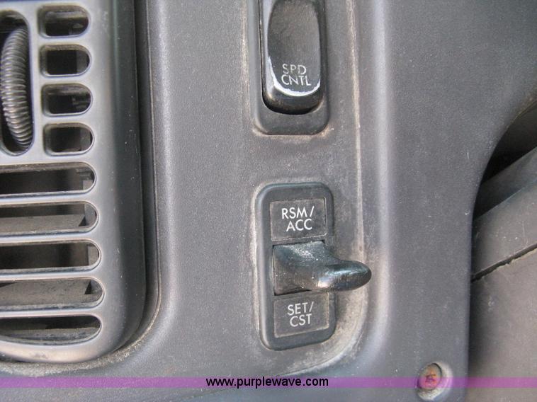 image for item D8373 2004 Mercedes Benz Business Class M2 truck cab and chassis