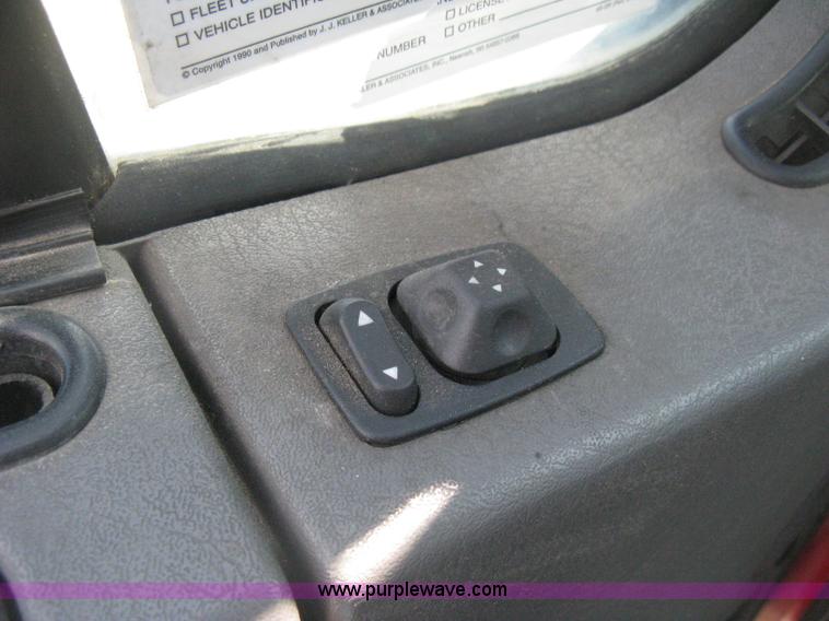 image for item D8373 2004 Mercedes Benz Business Class M2 truck cab and chassis