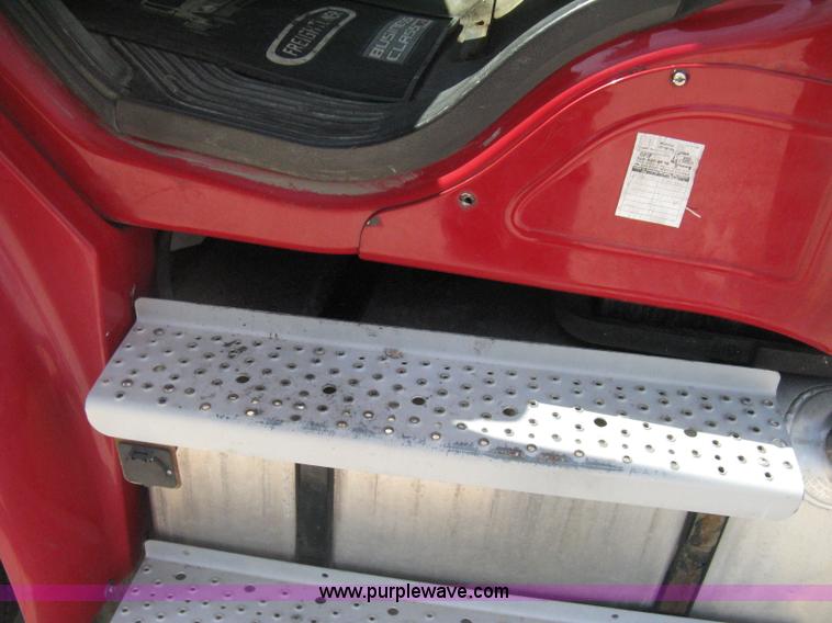 image for item D8373 2004 Mercedes Benz Business Class M2 truck cab and chassis