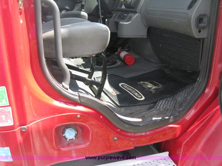 image for item D8373 2004 Mercedes Benz Business Class M2 truck cab and chassis