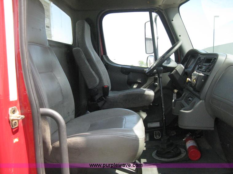 image for item D8373 2004 Mercedes Benz Business Class M2 truck cab and chassis