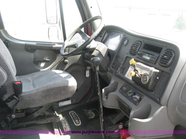 image for item D8373 2004 Mercedes Benz Business Class M2 truck cab and chassis