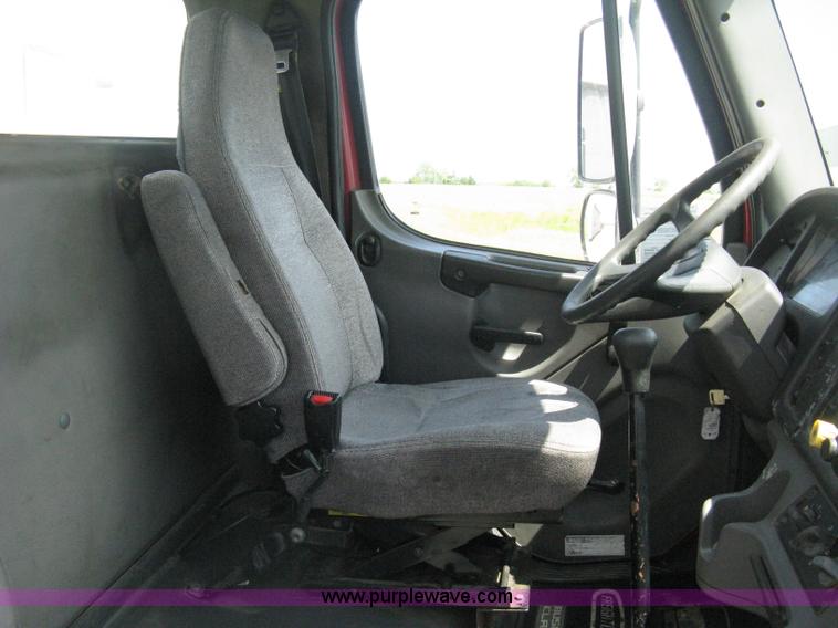 image for item D8373 2004 Mercedes Benz Business Class M2 truck cab and chassis