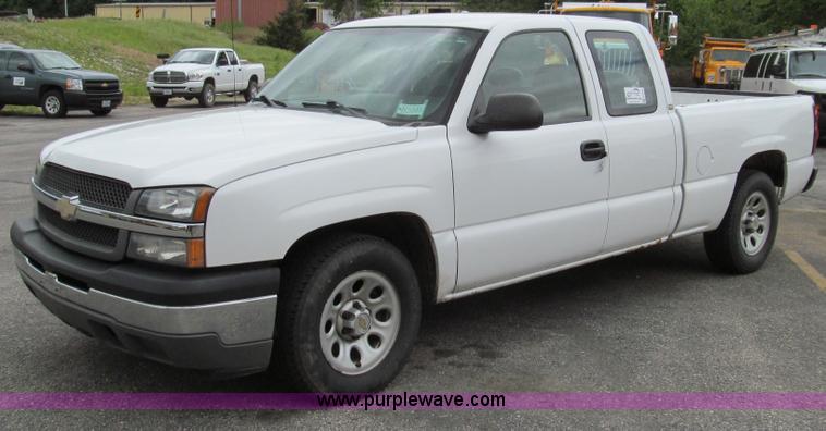 image for item E3955 2005 Chevrolet Silverado 1500 Extended Cab pickup truck