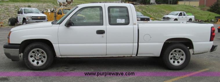 image for item E3955 2005 Chevrolet Silverado 1500 Extended Cab pickup truck