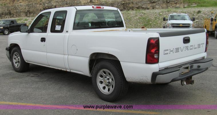 image for item E3955 2005 Chevrolet Silverado 1500 Extended Cab pickup truck