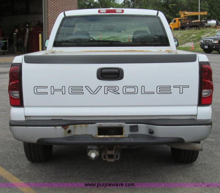 image for item E3955 2005 Chevrolet Silverado 1500 Extended Cab pickup truck