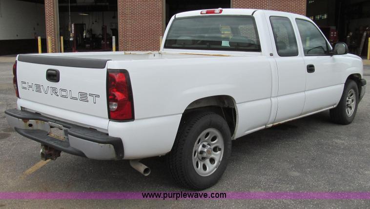 image for item E3955 2005 Chevrolet Silverado 1500 Extended Cab pickup truck