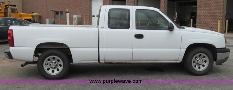 image for item E3955 2005 Chevrolet Silverado 1500 Extended Cab pickup truck