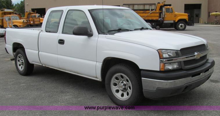 image for item E3955 2005 Chevrolet Silverado 1500 Extended Cab pickup truck