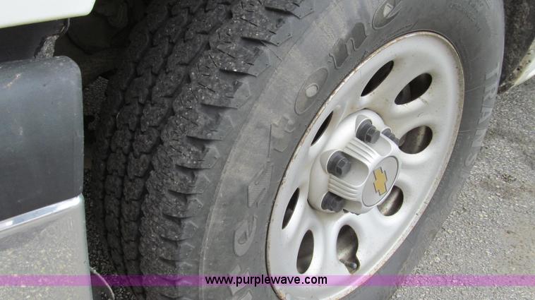 image for item E3955 2005 Chevrolet Silverado 1500 Extended Cab pickup truck