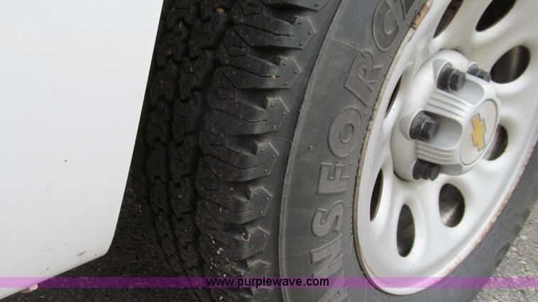 image for item E3955 2005 Chevrolet Silverado 1500 Extended Cab pickup truck