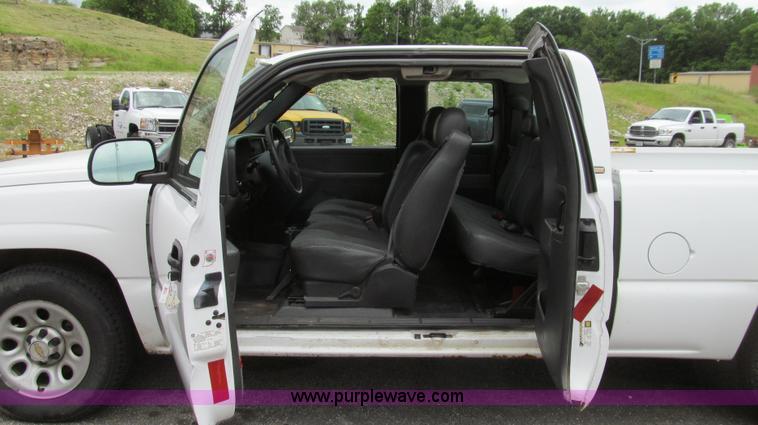 image for item E3955 2005 Chevrolet Silverado 1500 Extended Cab pickup truck