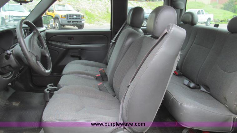 image for item E3955 2005 Chevrolet Silverado 1500 Extended Cab pickup truck