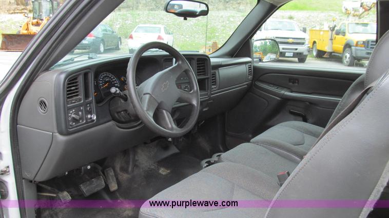 image for item E3955 2005 Chevrolet Silverado 1500 Extended Cab pickup truck