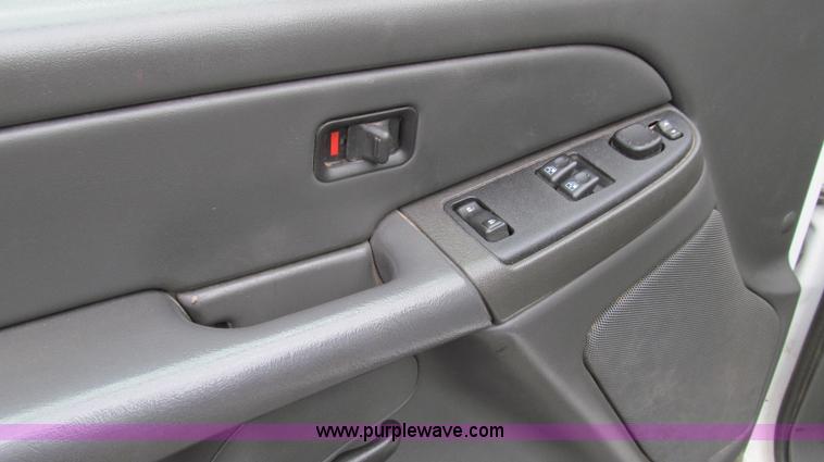 image for item E3955 2005 Chevrolet Silverado 1500 Extended Cab pickup truck