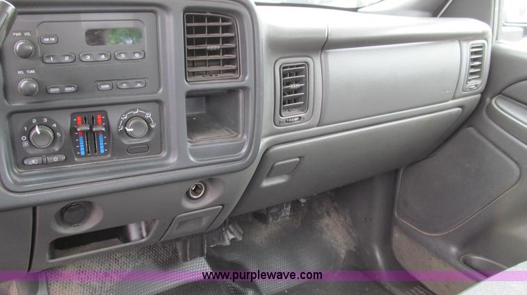 image for item E3955 2005 Chevrolet Silverado 1500 Extended Cab pickup truck