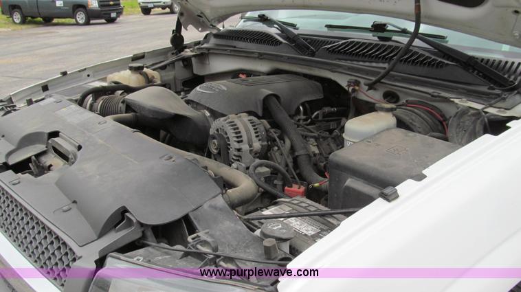 image for item E3955 2005 Chevrolet Silverado 1500 Extended Cab pickup truck