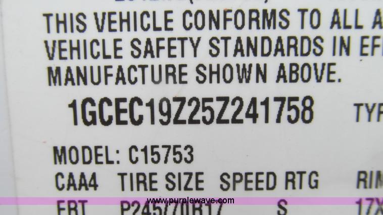 image for item E3955 2005 Chevrolet Silverado 1500 Extended Cab pickup truck