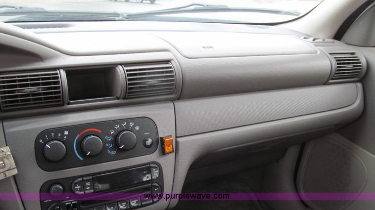 image for item E3960 2004 Dodge Stratus SE