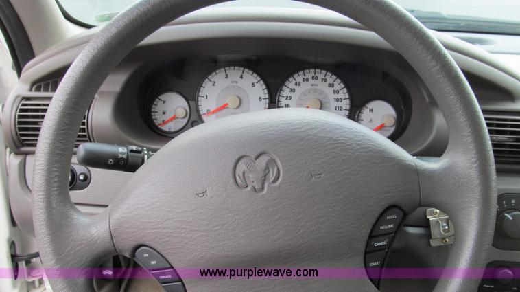 image for item E3960 2004 Dodge Stratus SE