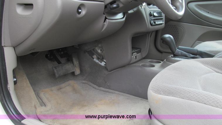 image for item E3960 2004 Dodge Stratus SE